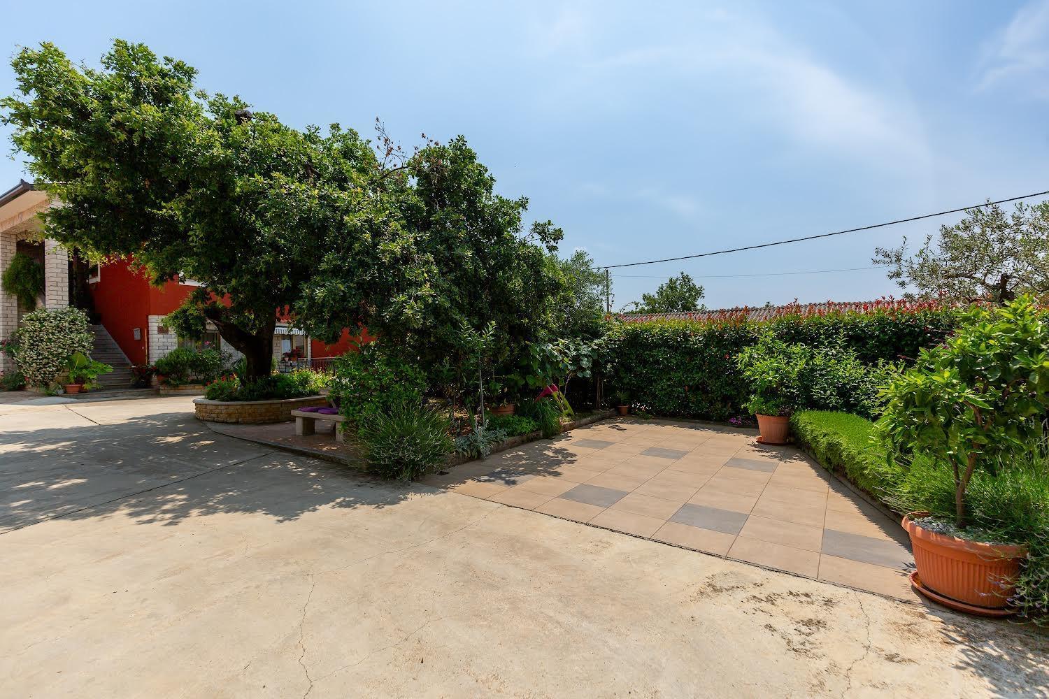Apartman Angolo Verde Vizinada Bagian luar foto